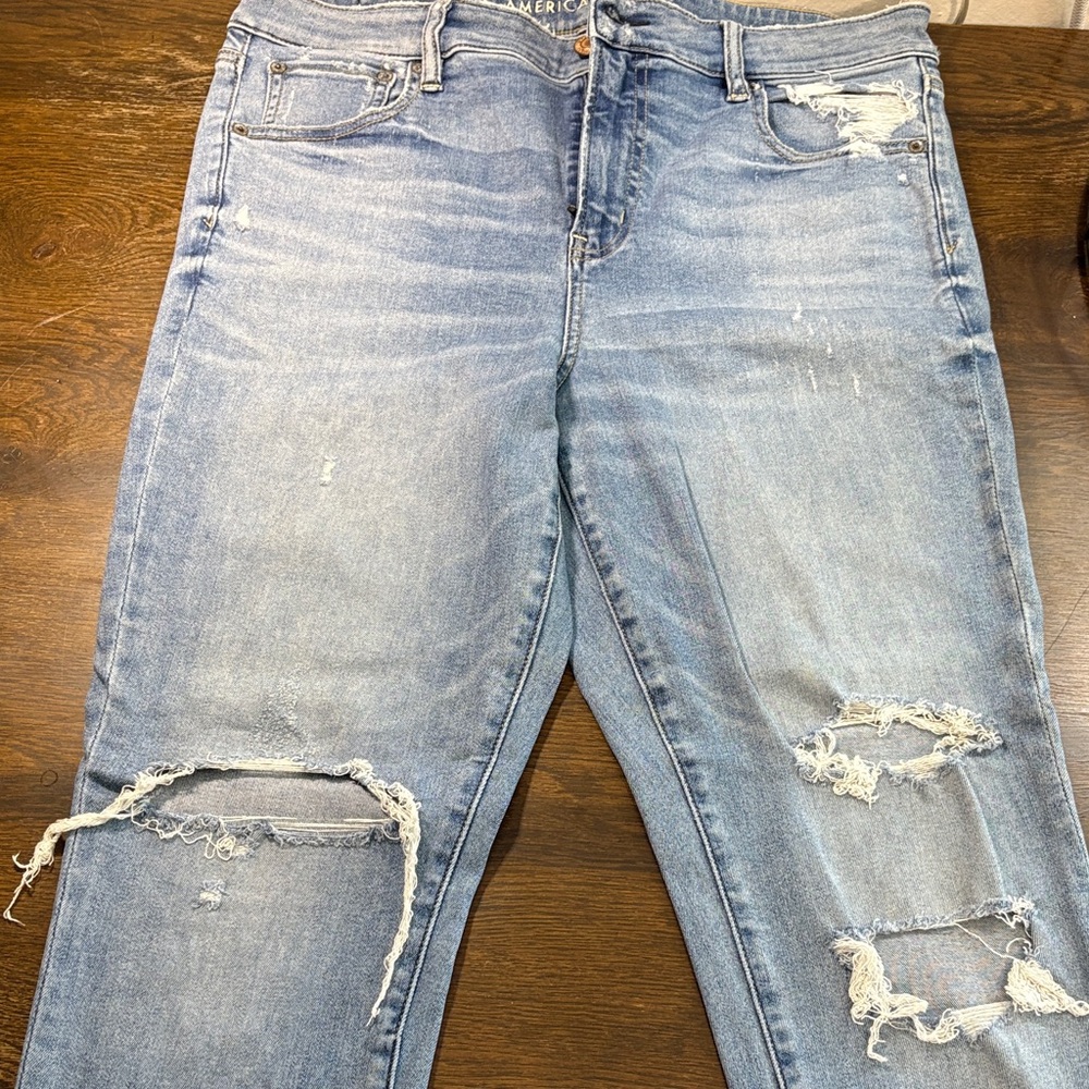 American Eagle Outfitters Women's Light Blue Distressed Boyfriend skinny Jeans